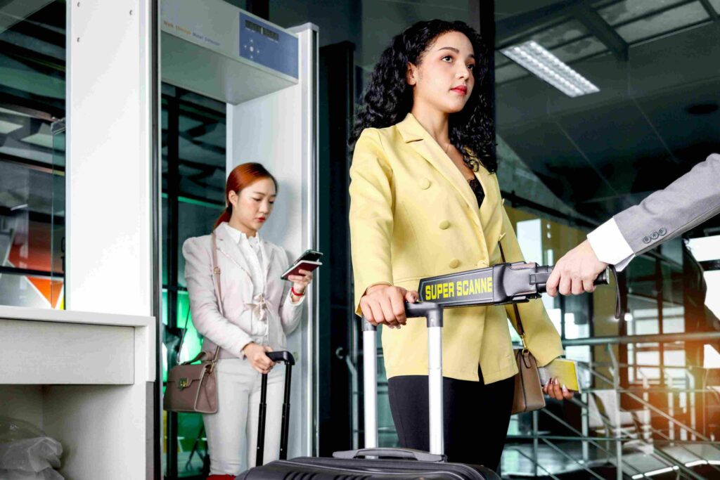 chica pasando por un escaner de ondas milimetricas