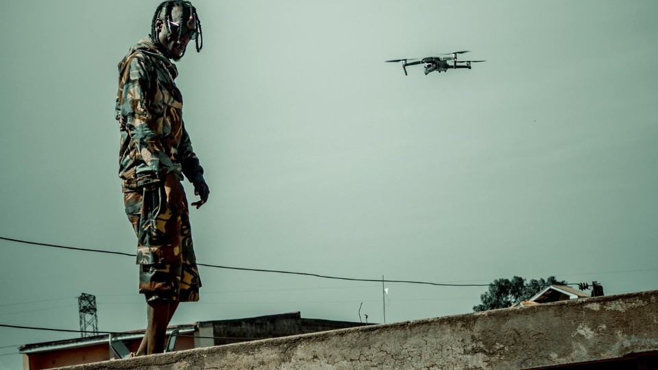 dron no autorizado sobre entorno urbano detectado por sistema anti-dron