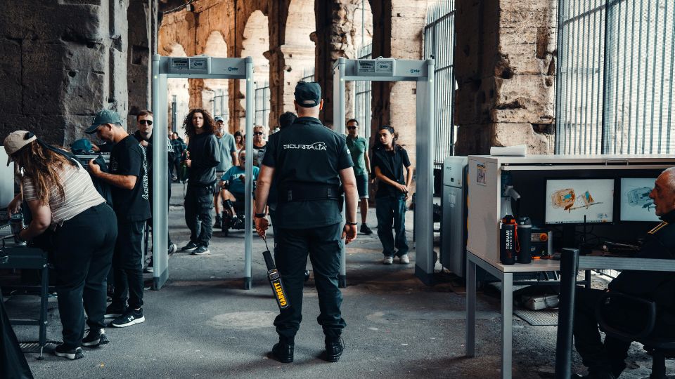 Arco detector de metales en la entrada de un evento o infraestructura crítica