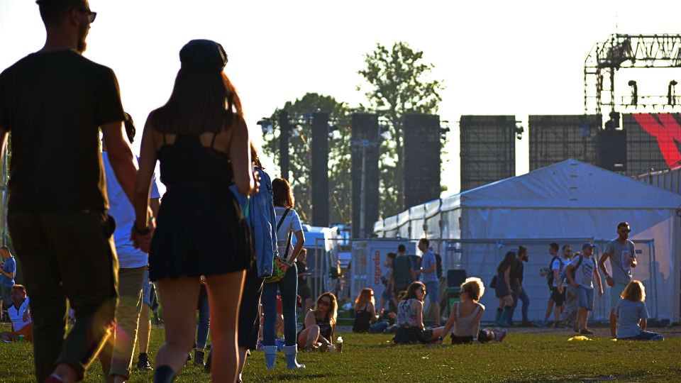 Asistentes accediendo a un festival de verano donde se aplican medidas de seguridad y control de acceso
