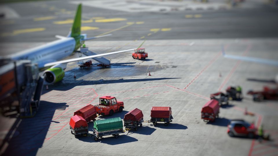 Inspección de carga aérea y paquetería en zona aeroportuaria
